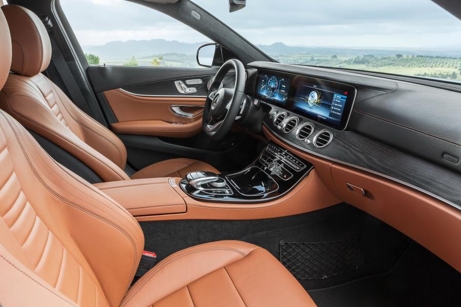Интерьер Mercedes-Benz E400 AMG Line Estate 2016 года  (фото 28 из 31)